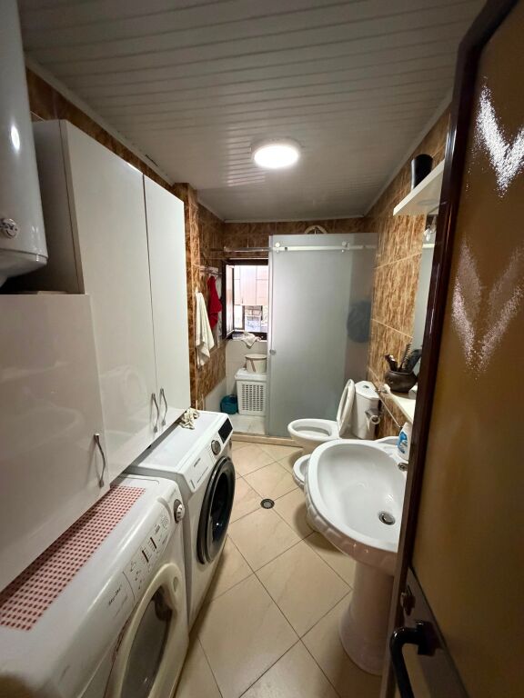 Shitet Apartament 2+1 me Post Parkimi dhe Dyqan – Zona e Ish Parkut të Autobuzave, Tiranë