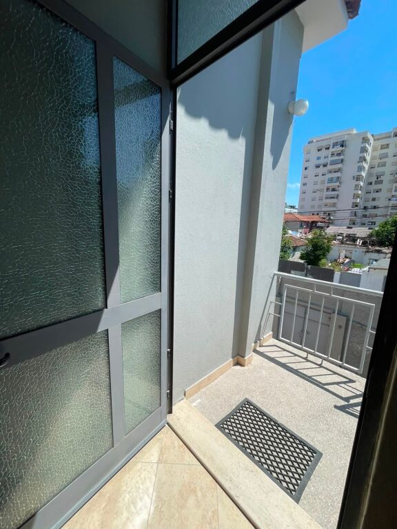Jepet me qira shtëpi private 3+1 prane markates ne katin i dytë!