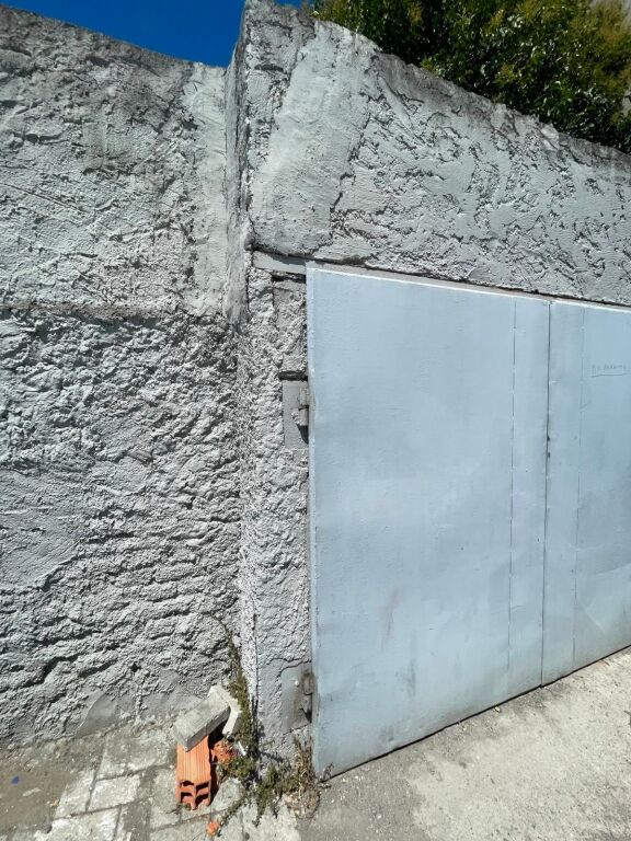 Jepet me qira shtëpi private 3+1 prane markates ne katin i dytë!