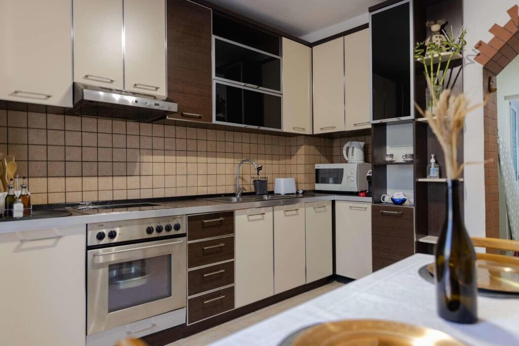 APARTAMENT ME QERA 1+1 QENDER 700 EURO FH-82660