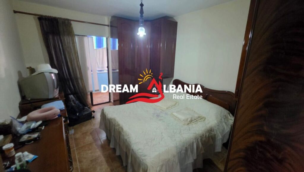 Shitet apartament 2+1+2 ne zonen e Bllokut prane Pallateve Agimi (ID 41212283)

