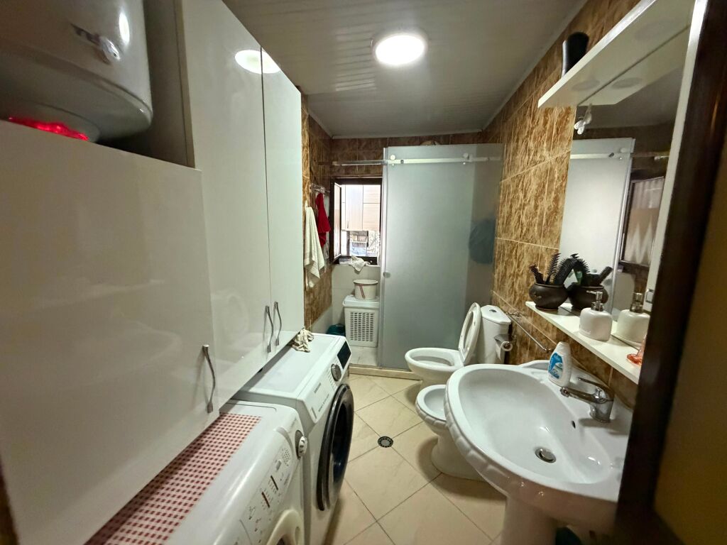 Shitet Apartament 2+1 me Post Parkimi dhe Dyqan – Zona e Ish Parkut të Autobuzave, Tiranë