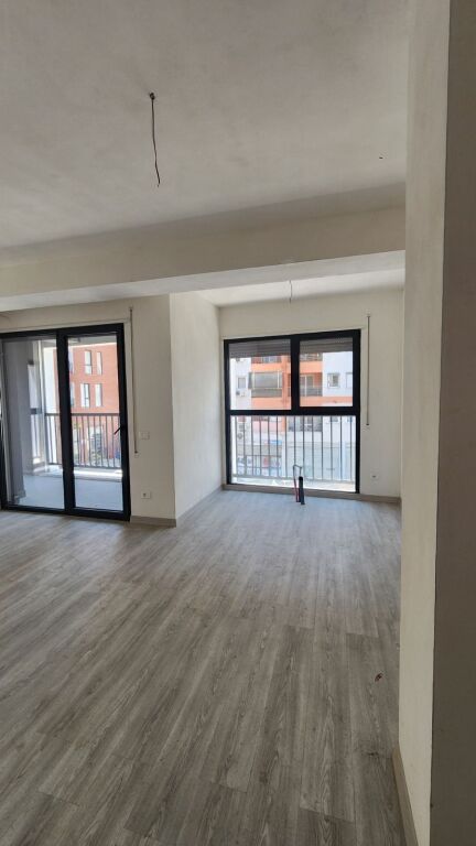 APARTAMENT 3+1 PER SHITJE PRANE BULEVARDIT TE RI