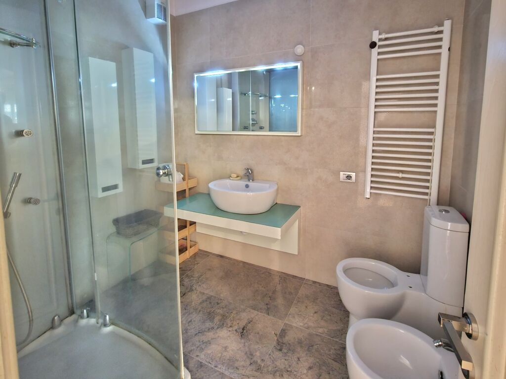 Apartament 2+1 + 2 poste parkimi ne shitje ,Him Kolli
