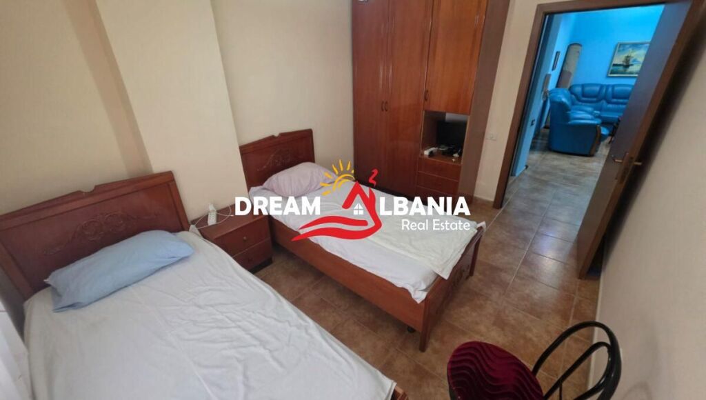 Shitet apartament 2+1+2 ne zonen e Bllokut prane Pallateve Agimi (ID 41212283)
