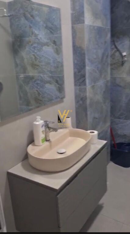 UFFICIO 100 M2 IN AFFITTO IN VIA BARRIKADAVE 90.000 LEKE