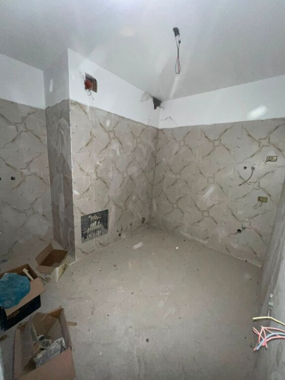 Shitet Apartament 1+1 tek Pallati 27-Katësh, Vollga – Durrës