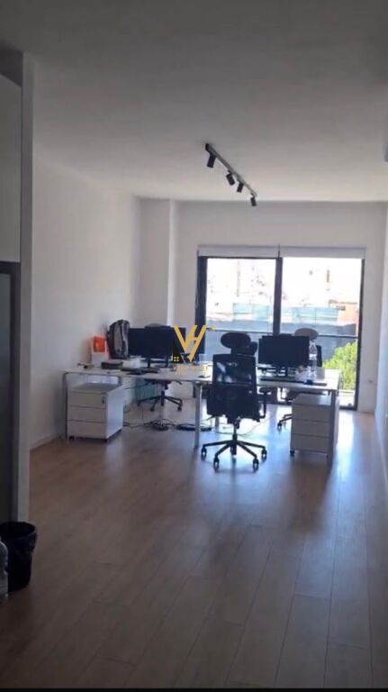 UFFICIO 100 M2 IN AFFITTO IN VIA BARRIKADAVE 90.000 LEKE