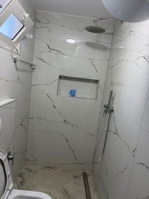 Ne zonen e Rr.se Dibres prane Fakuletit te Mjeksise jepet me qera garsoniere 30m2,e mobiluar  30,000 Leke      