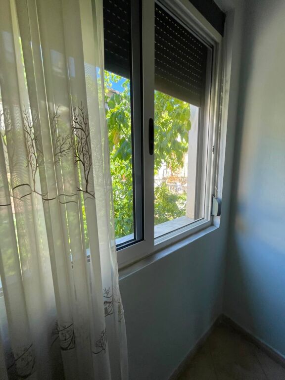 Jepet me qira shtëpi private 3+1 prane markates ne katin i dytë!