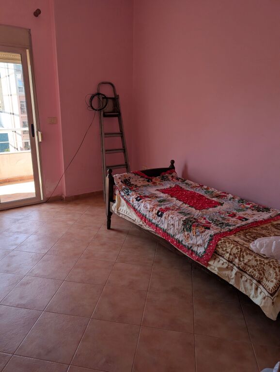 Shitet apartament fantastik 2+1 pranë Rajonit të Policisë!