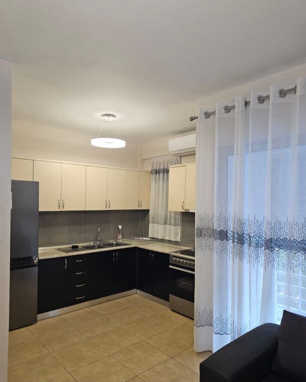Jepet me qera apartament 2+1  rruga 5 maji/ tek Concord Center