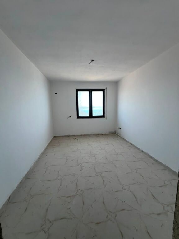 Shitet Apartament 2+1+2 në Vollga, tek Pallati 27-Katësh, Durrës