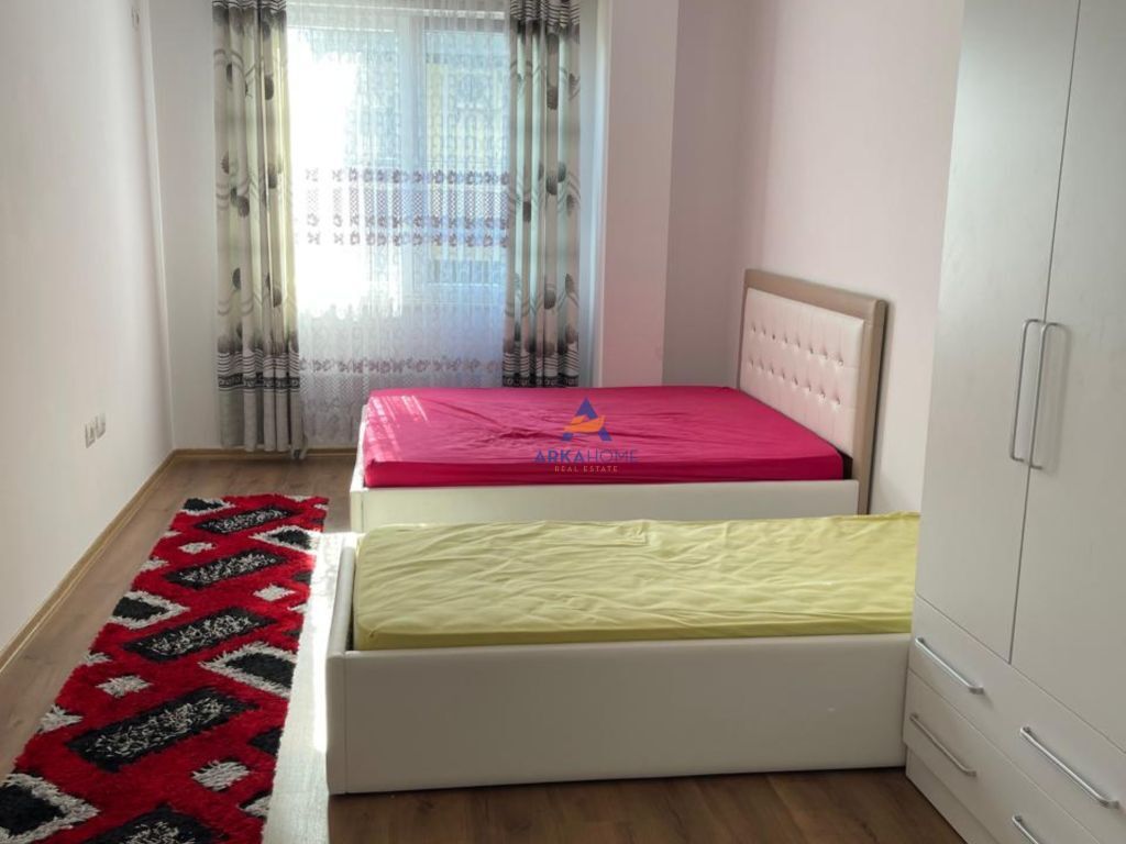SHITET APARTMENT 3+1+BALLKON "KINOSTUDIO" 300,000 EURO (BASHKE ME POSTET E PARKIMIT )