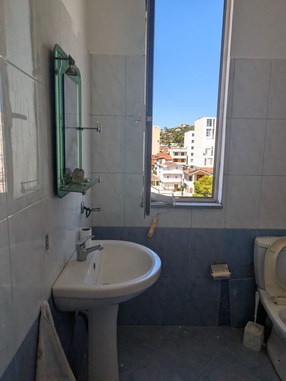 Shitet apartament fantastik 2+1 pranë Rajonit të Policisë!