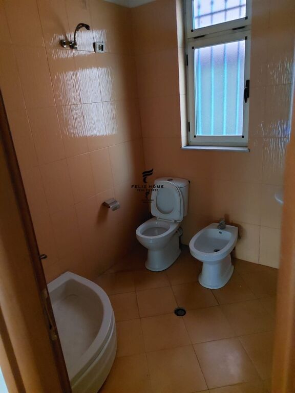 ZYRE ME QERA 70 M2 ZOGU I ZI 600 EURO FH-82671