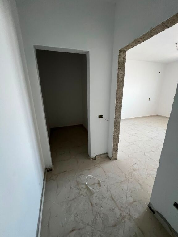 Shitet Apartament 1+1 tek Pallati 27-Katësh, Vollga – Durrës