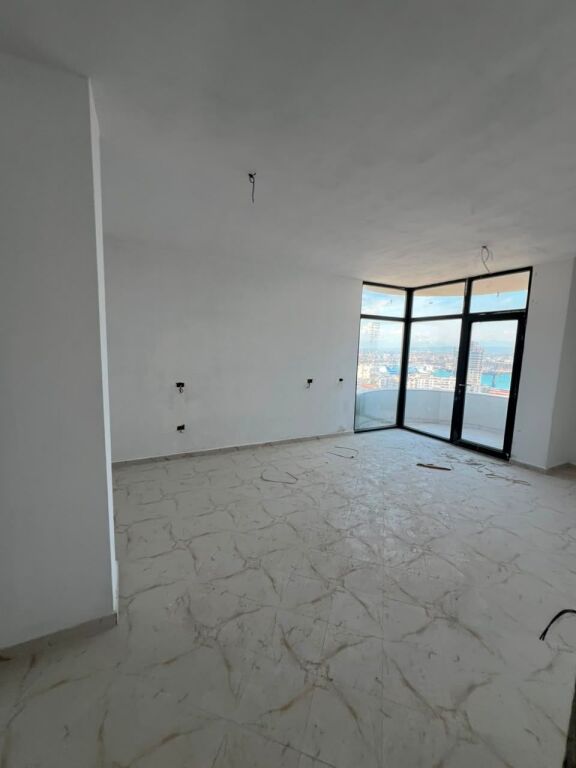 Shitet Apartament 2+1+2 në Vollga, tek Pallati 27-Katësh, Durrës