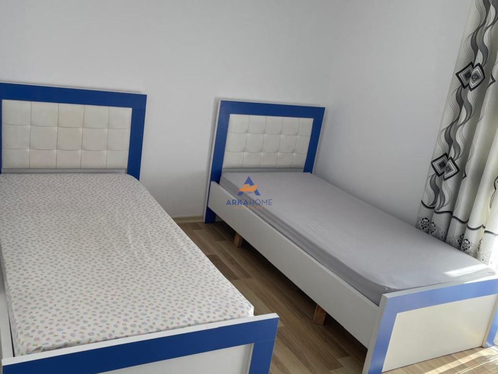 SHITET APARTMENT 3+1+BALLKON "KINOSTUDIO" 300,000 EURO (BASHKE ME POSTET E PARKIMIT )
