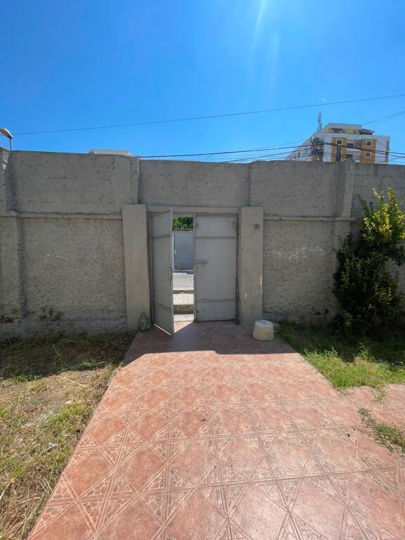 Jepet me qira shtëpi private 3+1 prane markates ne katin i dytë!