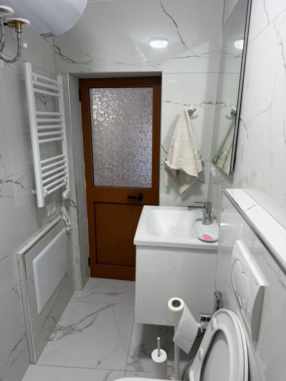 Ne zonen e Rr.se Dibres prane Fakuletit te Mjeksise jepet me qera garsoniere 30m2,e mobiluar  30,000 Leke      
