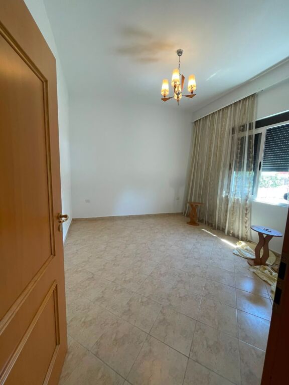 Jepet me qira shtëpi private 3+1 prane markates ne katin i dytë!