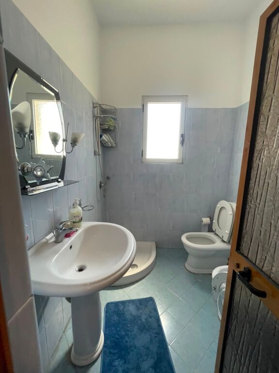 Jepet me qira shtëpi private 3+1 prane markates ne katin i dytë!