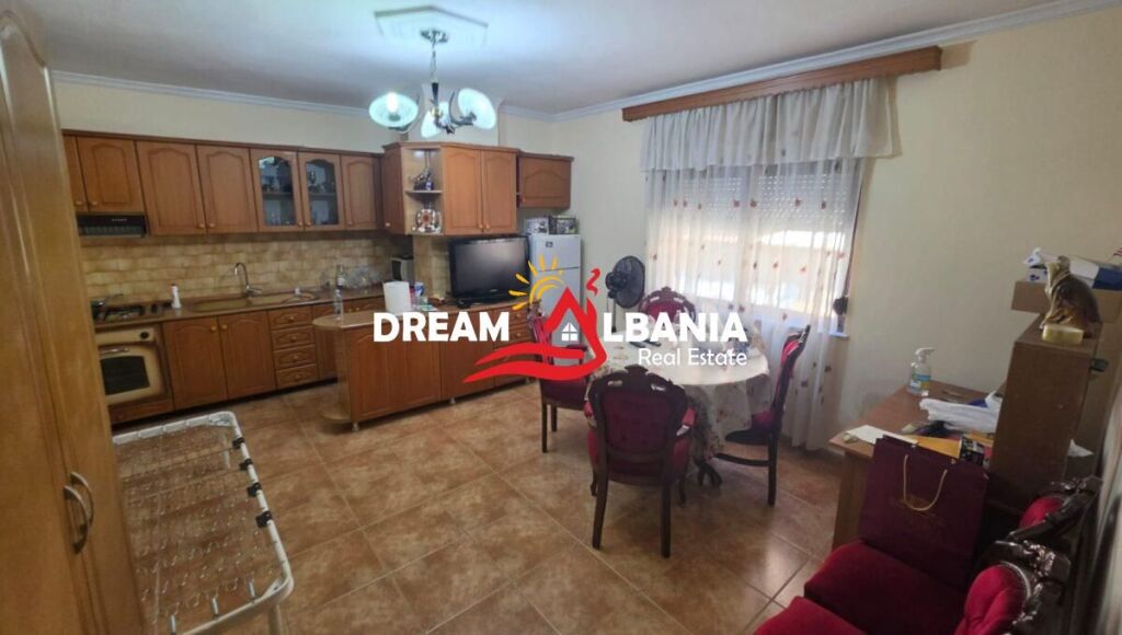 Shitet apartament 2+1+2 ne zonen e Bllokut prane Pallateve Agimi (ID 41212283)
