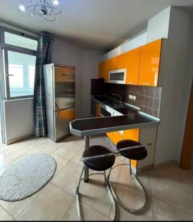 Tek Pallati me Shigjeta, jepet me qera apartament 2+1+2.