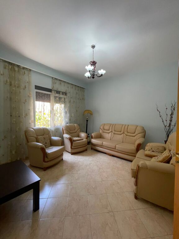 Jepet me qira shtëpi private 3+1 prane markates ne katin i dytë!
