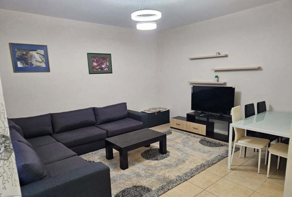 Jepet me qera apartament 2+1  rruga 5 maji/ tek Concord Center