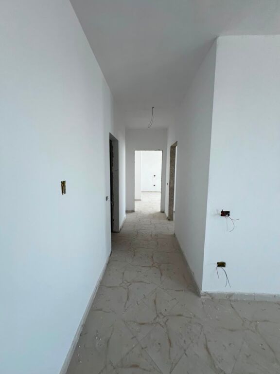 Shitet Apartament 2+1+2 në Vollga, tek Pallati 27-Katësh, Durrës