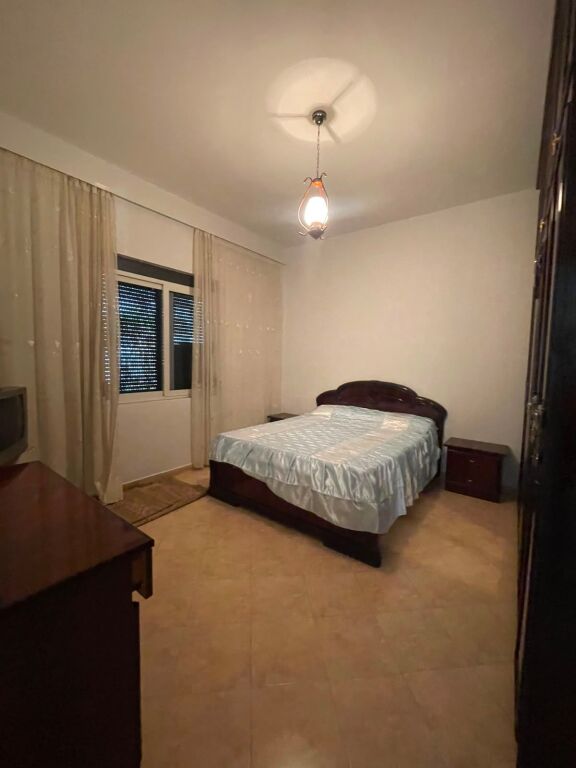 Jepet me qira shtëpi private 3+1 prane markates ne katin i dytë!