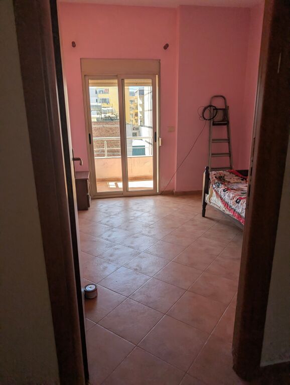 Shitet apartament fantastik 2+1 pranë Rajonit të Policisë!