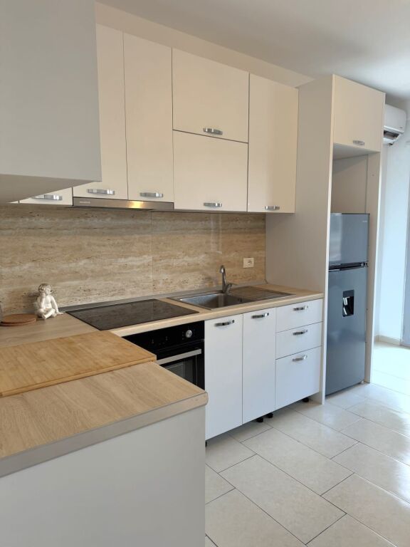 🌊 APARTAMENT MODERN ME QERA DITORE – PLAZH, DURRËS | PRANË HOTEL PALACE &amp; ROYAL G