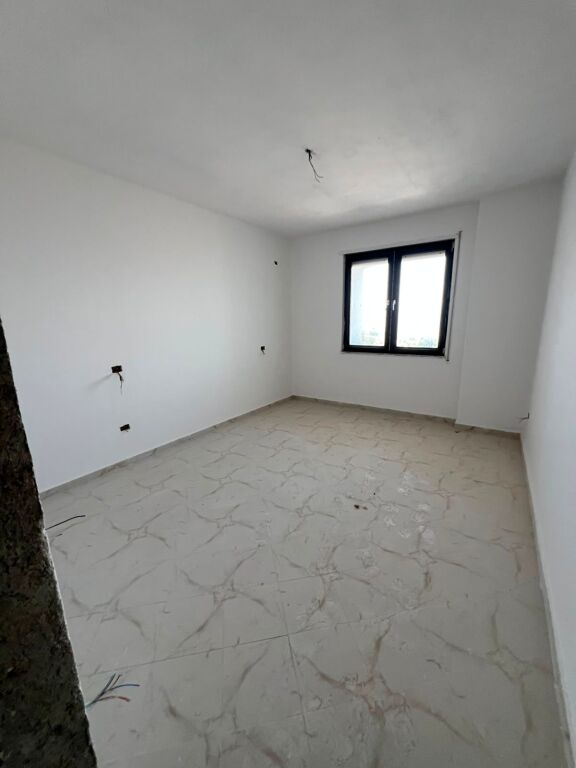 Shitet Apartament 1+1 tek Pallati 27-Katësh, Vollga – Durrës