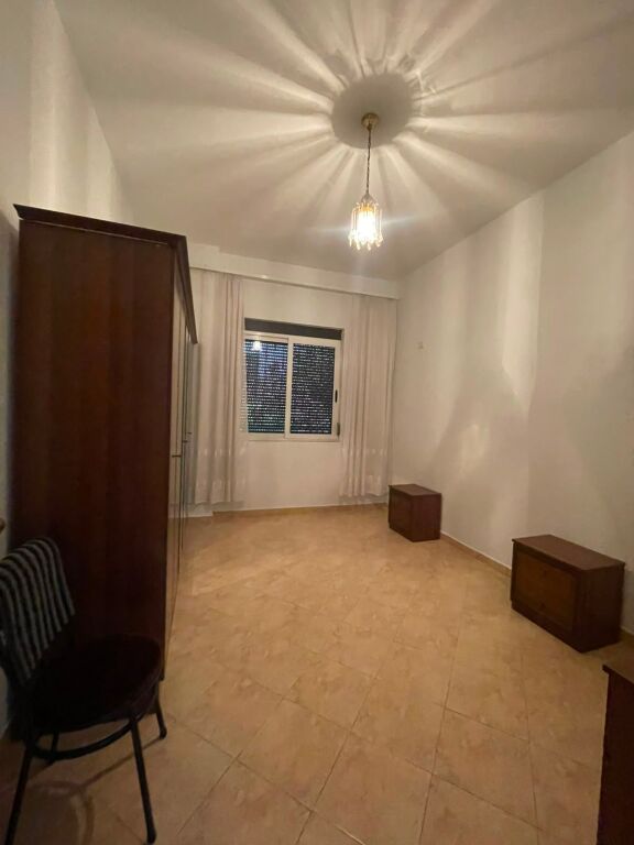 Jepet me qira shtëpi private 3+1 prane markates ne katin i dytë!