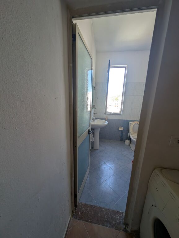 Shitet apartament fantastik 2+1 pranë Rajonit të Policisë!
