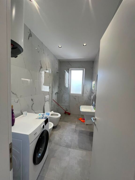 🏡 Jepet me qira apartament 2+1+2 + post parkimi  📍 Kompleksi Aura💰 Çmimi: 80.000 Lekë/muaj