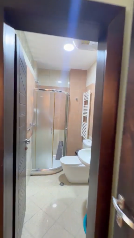 Apartamwnt 1+1+ post parkimi per qera Pazari i Ri !