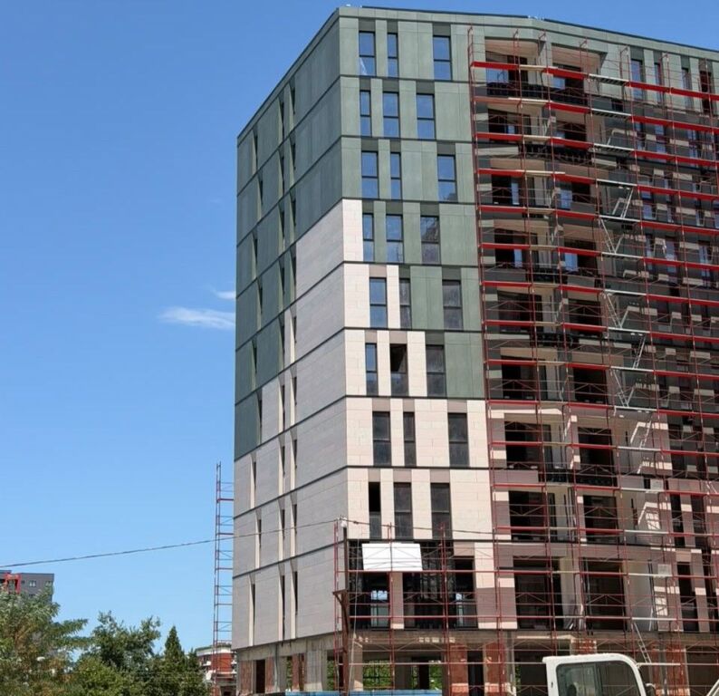 🚨‼️ OKAZION – VETËM 1,650 €/m²! ‼️🚨  🏡✨ SHITET APARTAMENT 3+1+2 ME 2 BALLKONE – RIVERSIDE RESIDENCE ✨🏡
