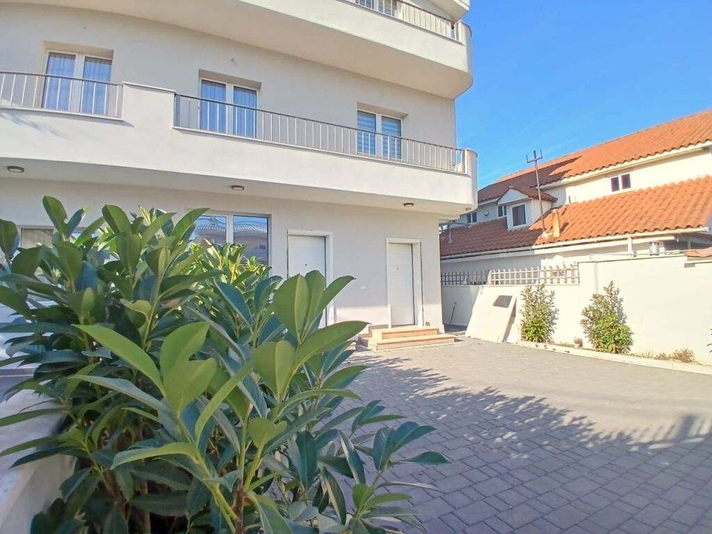 Affittasi Villa Privata su 3 Piani