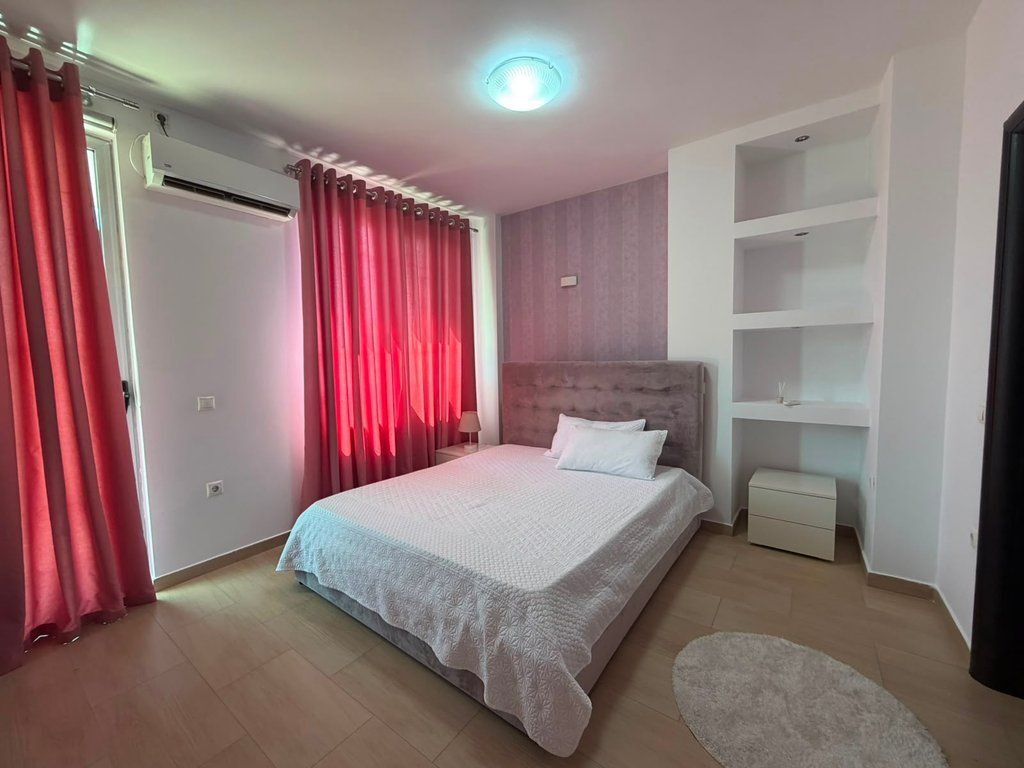 Blocco Ambasciate, affittiamo duplex 3+1+3 con veranda 1.400 € /Mese