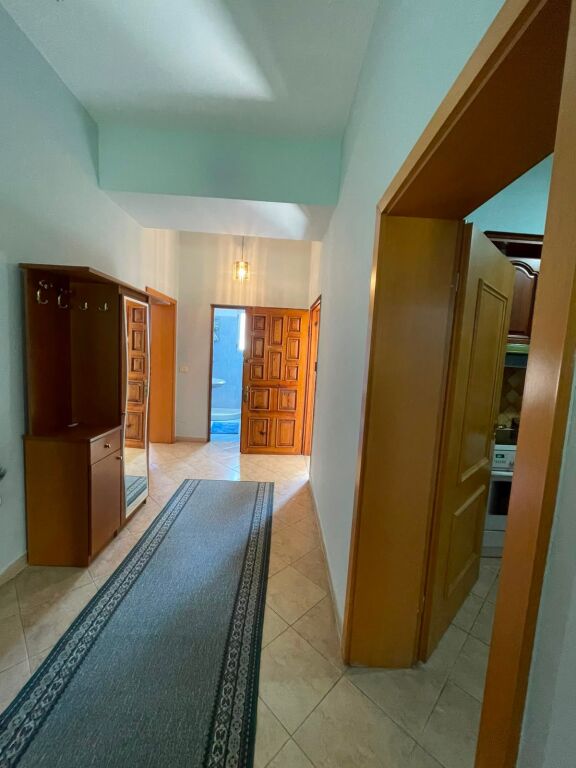 Jepet me qira shtëpi private 3+1 prane markates ne katin i dytë!