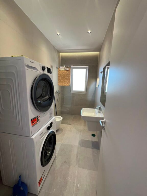 🏡 Appartamento 2+1+2 + posto auto in affitto  📍 Complesso Aura💰 Prezzo: 90.000 Lek/mese