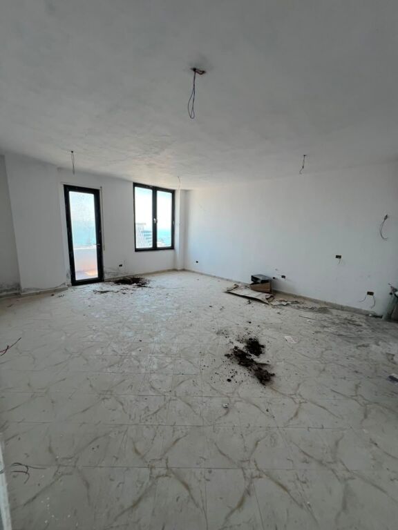 Shitet Apartament 2+1+2 në Vollga, tek Pallati 27-Katësh, Durrës