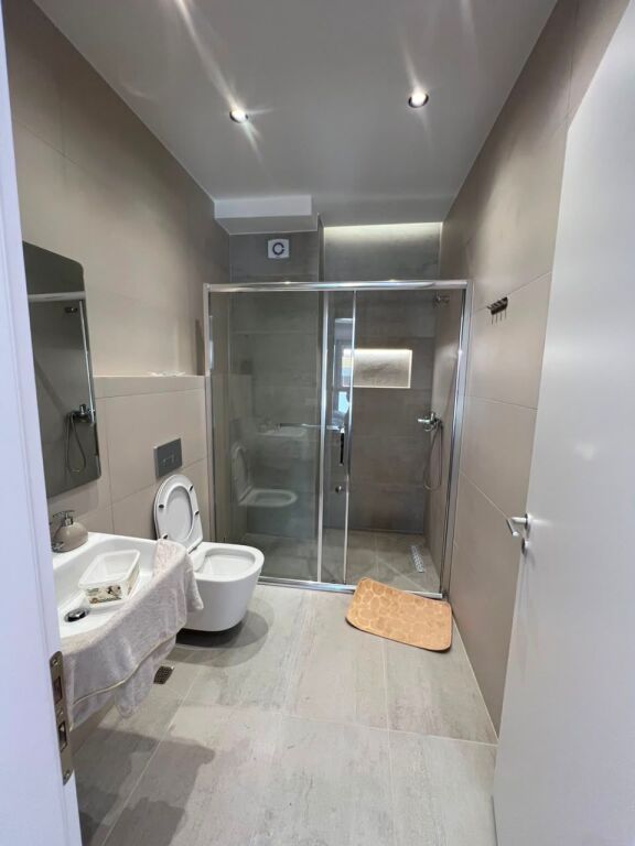 🏡 Appartamento 2+1+2 + posto auto in affitto  📍 Complesso Aura💰 Prezzo: 90.000 Lek/mese