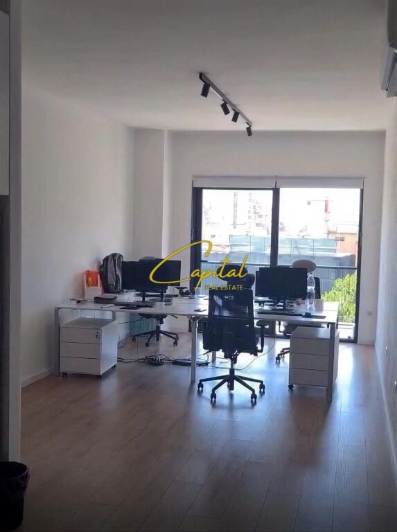 UFFICIO IN AFFITTO 100 M2 VIA DELLE BARRICATE 90.000 LEKE