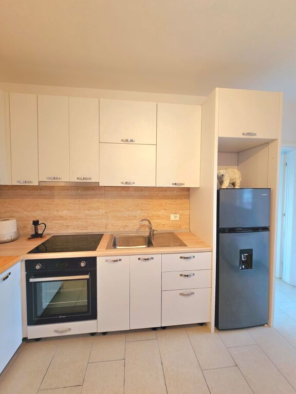 🌊 APARTAMENT MODERN ME QERA DITORE – PLAZH, DURRËS | PRANË HOTEL PALACE &amp; ROYAL G
