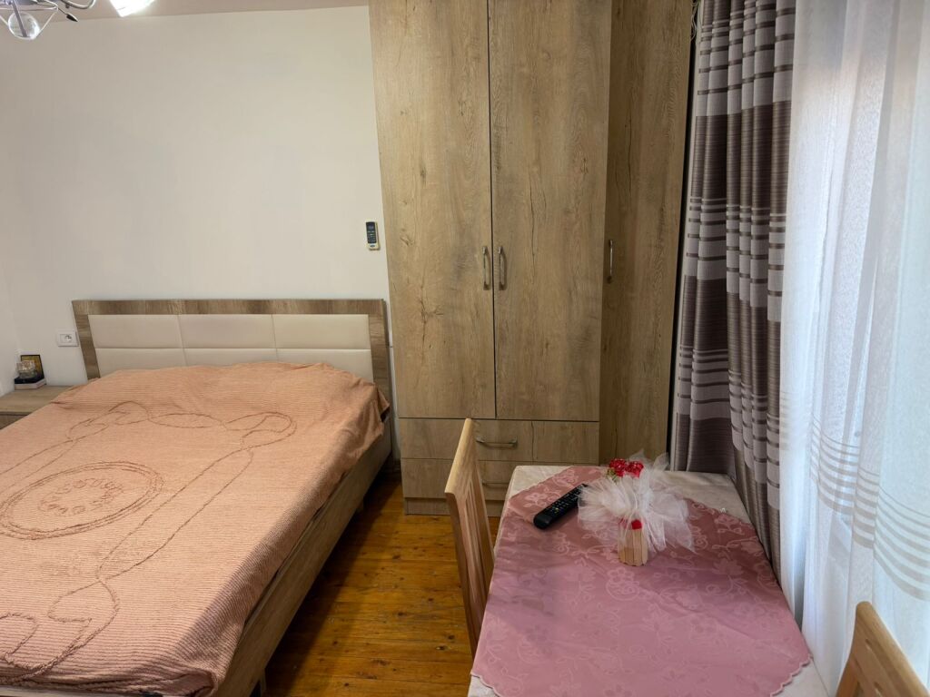 Ne zonen e Rr.se Dibres prane Fakuletit te Mjeksise jepet me qera garsoniere 30m2,e mobiluar  30,000 Leke      